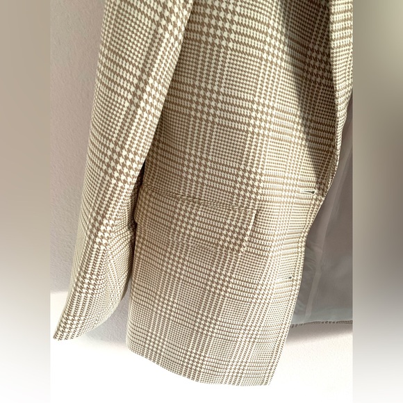 L'Academie / Revolve Abigail Blazer in Tan & White.
Color: Tan & White - Picture 9 of 10